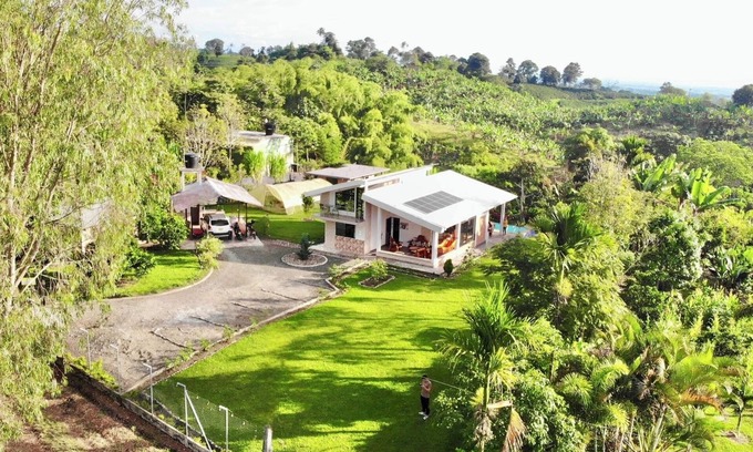Ulloa Villa | Infinity Pool, Bonfire, warm shower, comfortable beds, WIFI, BBQ, Large Garden