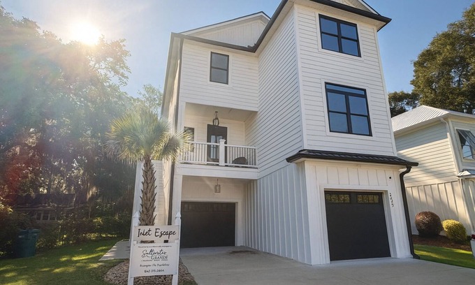 Murrells Inlet House | Inlet Escape - 5 BR/4 BA House Minutes From Murrells Inlet Marshwalk