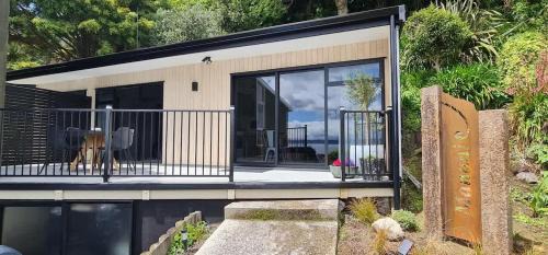 Kawaha Point House | Inn Manahi - Cute One Bedroom with Sun Deck and Great Lake Views
