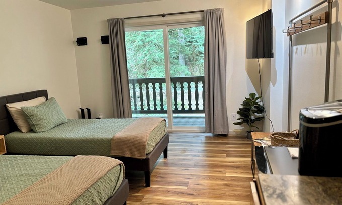 Glacier Condo | INN the Mountains Mt Baker Ski Hike Pets Glacier