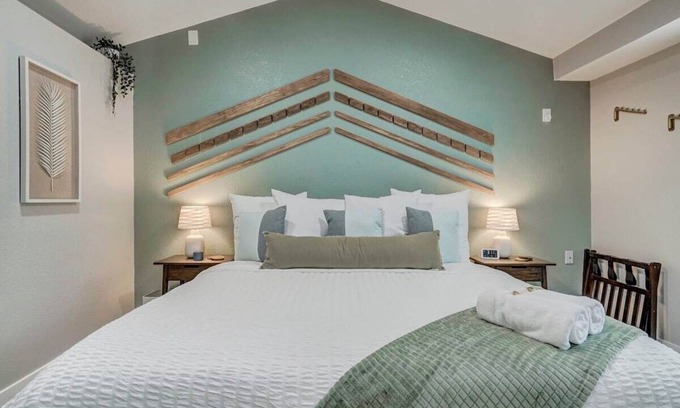 Central Colorado Springs House | Institute Charm! King Studio w/Kitchen & Smart TV