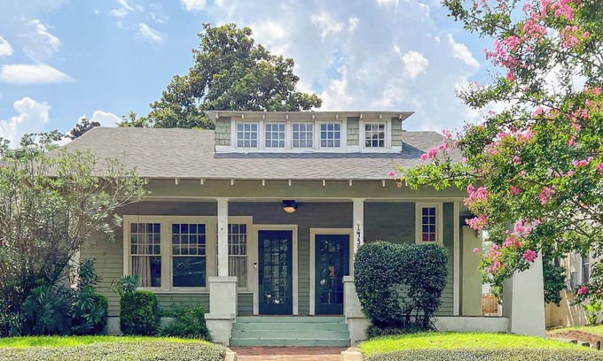 Summerville House | Insurance 5 Bdrms 2 Kitchens 2 Laundry Fenced In Yard & More - Big Bungalow