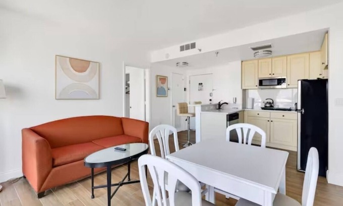 Florida Center Apartment | INTERNATIONAL dr/UNIVERSAL 2 BEDROOMS KING SUITE with free parking