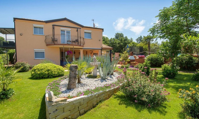 Stranici kod Nove Vasi Apartment | Inviting apartment with shared pool for a great vacation.