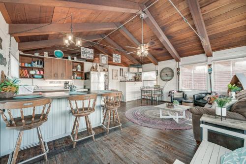 Kimberling City House | Inviting Cabin about 11 Mi to Silverdollar City