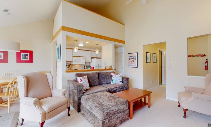 Warren Condo | Inviting condo with skiing, mountain view, full kitchen, & balcony