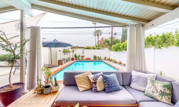 Canoga Park House | Inviting Dog-Friendly - Pool, Kitchen, & Fireplace