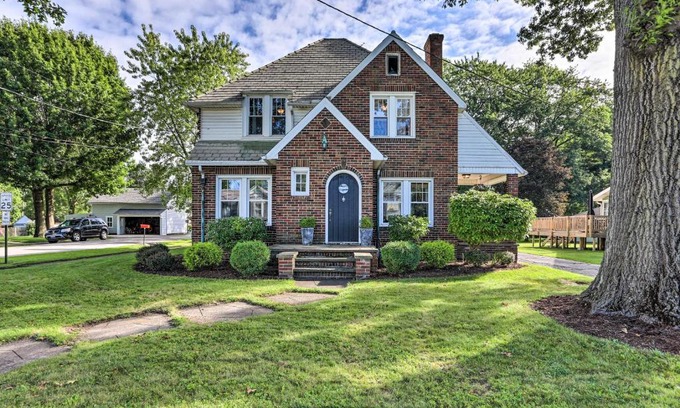 Apple Creek House | Inviting Home with Pergola Near Amish Country!