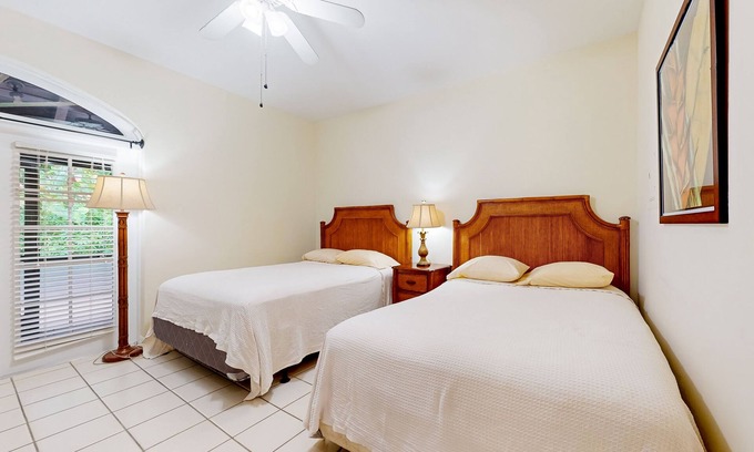 Naples House | Inviting hotel-style studio with game room, pool, gym, sauna, tennis, basketball
