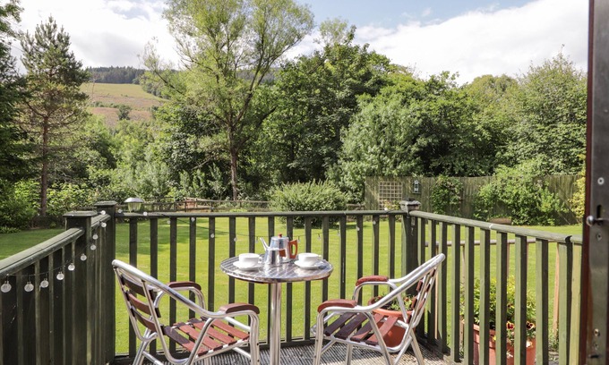 Drumnadrochit Cottage | IOLA, romantic, character holiday cottage in Drumnadrochit, Loch Ness