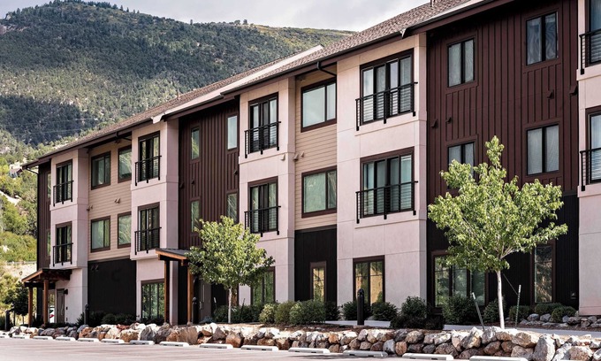 Glenwood Springs Condo | Iron Mt Hot Spgs Condo #309 | Mtn Views | Sleeps 4