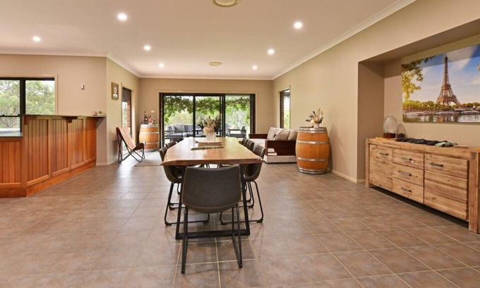 Lovedale House | Ironstone Estate Family Residence Spa 5 Bed 2bth Wifi BBQ