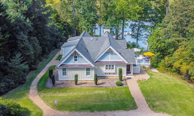 Irvington House | Irvington's BEST WATERFRONT EXPERIENCE!. Walk to Tides Inn & Irvington shops.