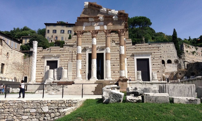 Provezze Apartment | Iseo Lake Apartment with terrace and garden.