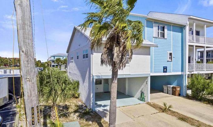 Navarre Beach House | “Island Cottage” New Listing! Cozy Beach Cottage, Bikes, Kayak, Paddleboard