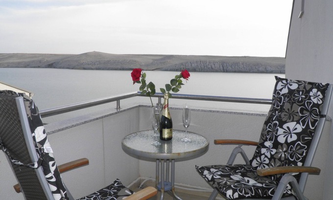 Dinjiska Apartment | Island Pag seafront 2
