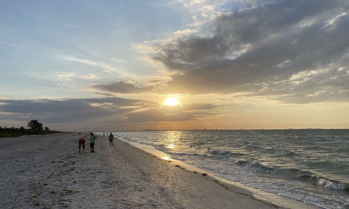 Sanibel House | Island Townhouse steps from the ocean, large lanai, heated pool - Summer AVAIL