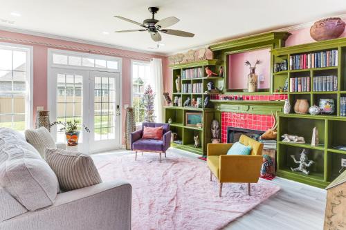 Murfreesboro House | Island Vibes Home with Fire Pit in Murfreesboro!