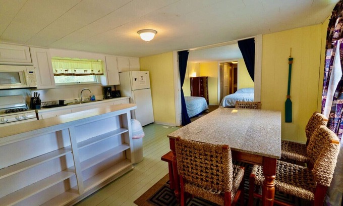 Trenton Apartment | Isleview Cottage 1 - full kitchen, dog friendly!