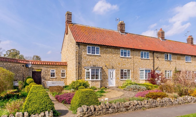 Helmsley Cottage | IVY COTTAGE, family friendly, with a garden in Helmsley