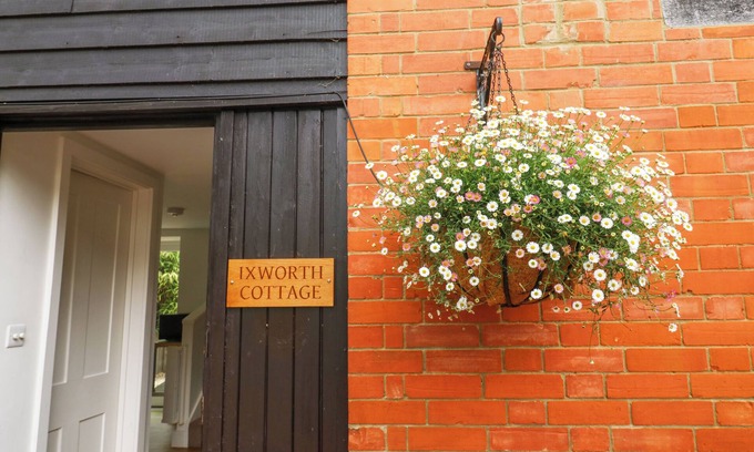 Ottery St Mary Cottage | IXWORTH COTTAGE, pet friendly, with a garden in Ottery St Mary
