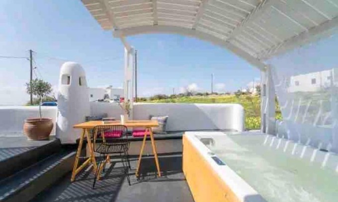 Firostefani Apartment | Jaccuzzi Romantic Suite in Firostefani,sea view!