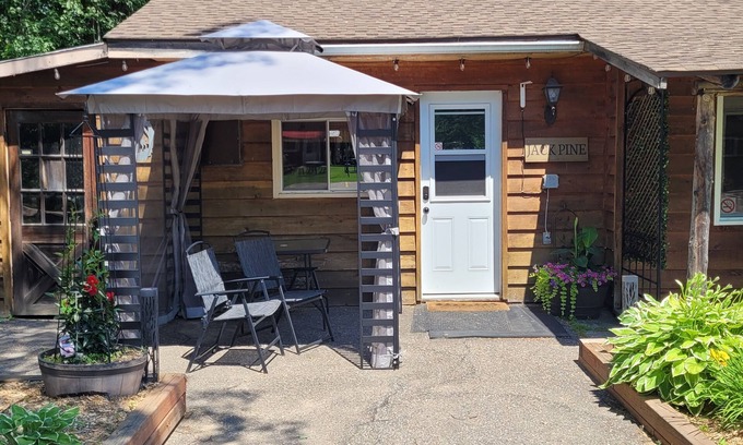 Petawawa House | Jack Pine Cabin at Pine Ridge Park