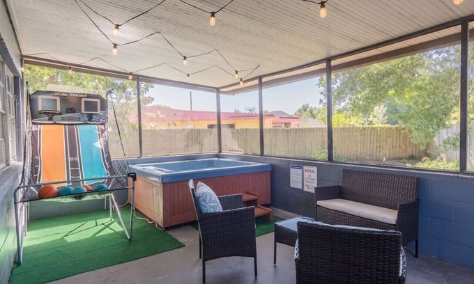 Northeast Orlando Apartment | jacuzzi & games + close to dwtn, disney, & parks!