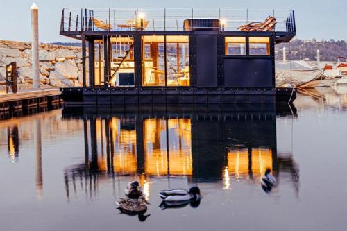 Villaggi Boat Rental | Jacuzzi & relax on greyhouseboat