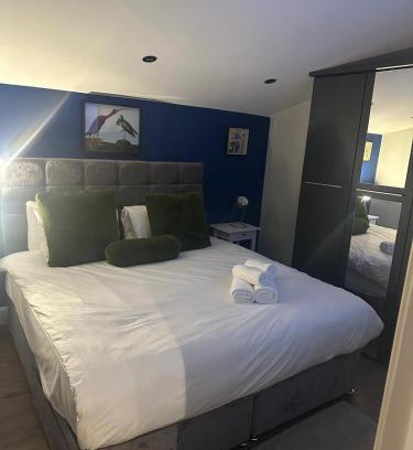 Watford Apartment | Jacuzzi Retreat in Watford