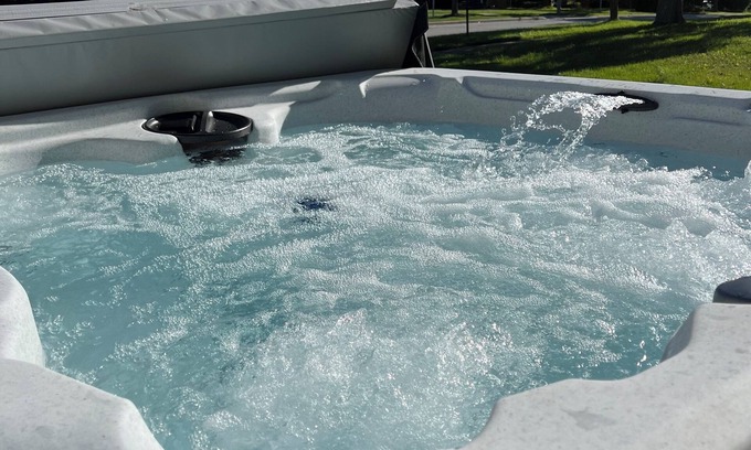 University Heights House | Jacuzzi! Spacious 4-bedroom 3-full Bath house with WiFi and AC near Beachwood