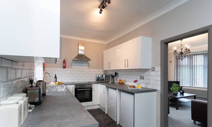 Middlesbrough House | JAMES COOK ACCOMMODATION – WITH OFF-ROAD PARKING
