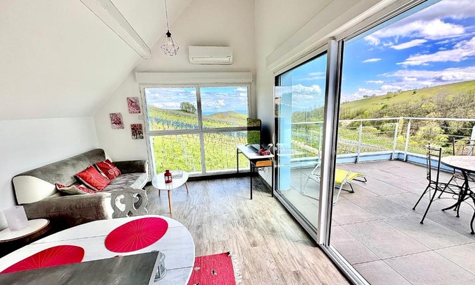 Reichsfeld Villa | JANÉA Deep Red House