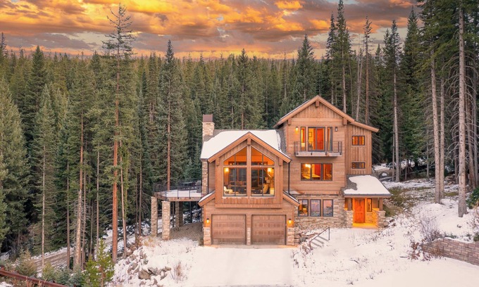 Winter Park House | Jane's Ski Chalet | Luxury Mountain Mansion | Sleeps 17 | Modern Decor | Private Hot Tub