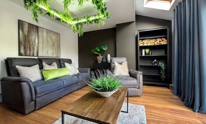 Salford House | Janeiro | Urban Nature Home For 8 Guests