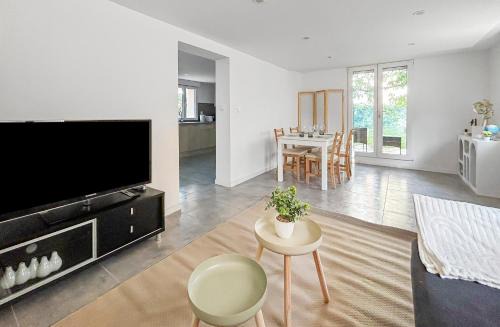 Saint-Bonnet-de-Mure Apartment | Jardin calme à 30min de Lyon