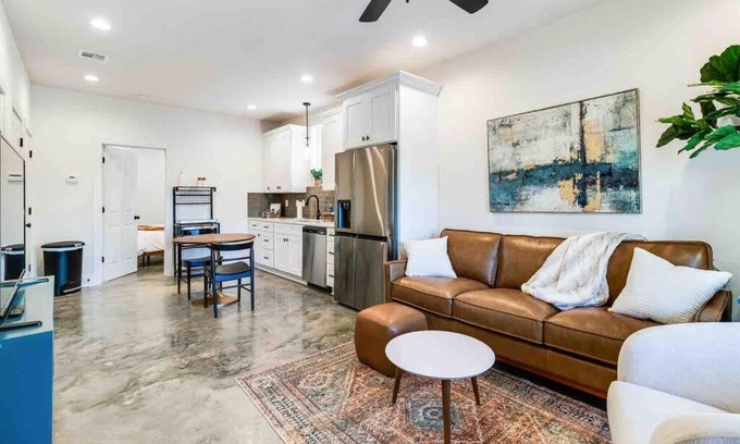 Lafayette Apartment | Jazz House*King Bed*Lux Matt*Coffee Bar