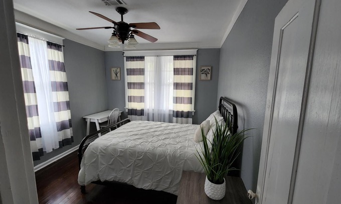 Broadmoor House | Jazzy, Cool, Family friendly Cottage in a central location!