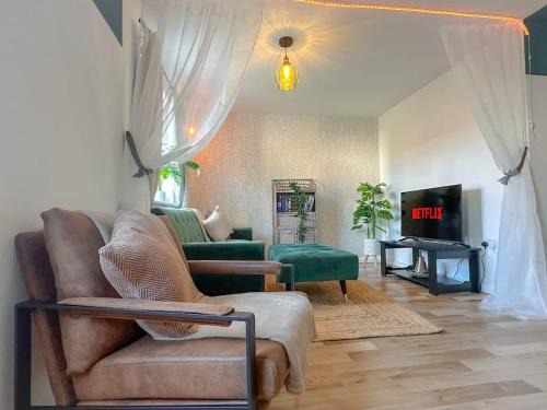 Wokingham House | Jennett's Luxury Home with Parking and Garden