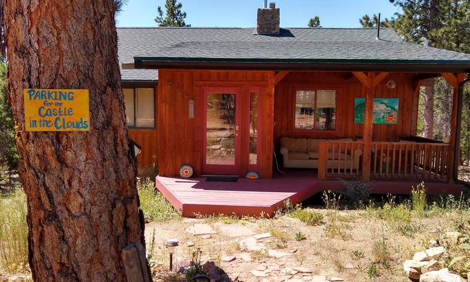 Coal Creek Cabin | Jetted Tub, Huge Deck, Fish tank and Romantic space for 2