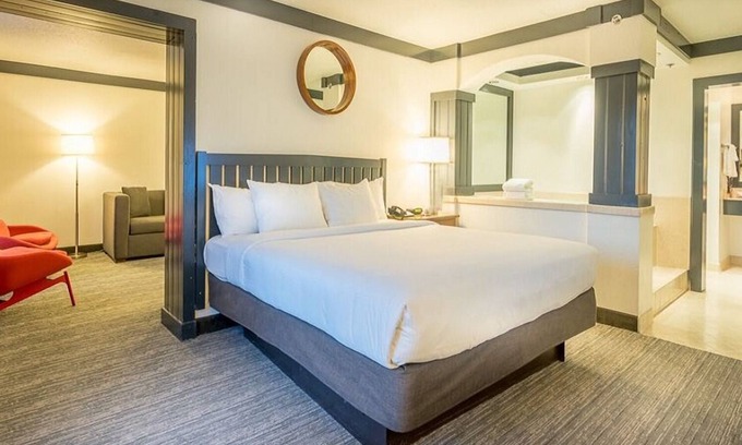 Las Vegas Hotel | Jetted Tub Suite at OYO Las Vegas Hotel & Casino