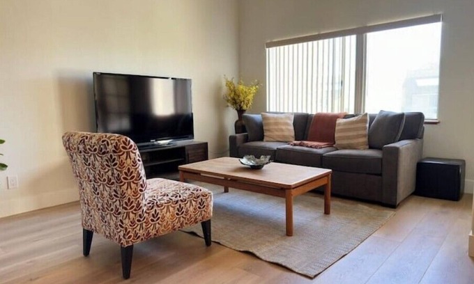 Downtown Condo | Jewel City Gem in the heart of Glendale walk to Americana