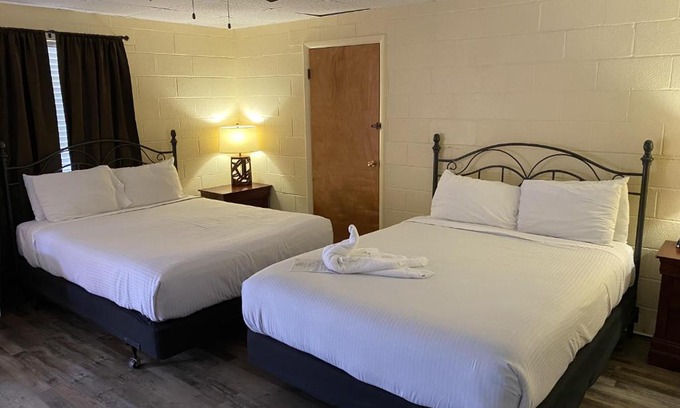 Mount Ida Hotel | JI8, Queen Guest Room at the Joplin Inn at entrance to the resort Hotel Room