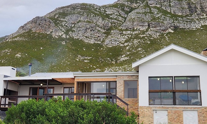 Betty's Bay House | Jock's Bay View is a lovely and spacious self-catering holiday home.
