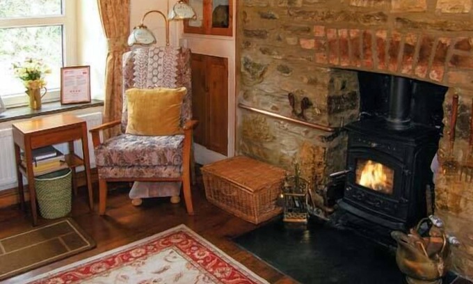 Llanybri Cottage | JOHNNY'S COTTAGE, pet friendly, with open fire in St Clears