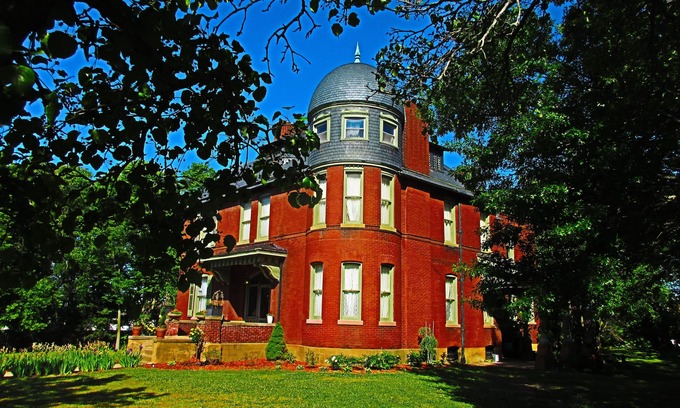 Keokuk Bed & Breakfast | Johnston Mansion Bed and Breakfast price shown is Vrbo Mansion price