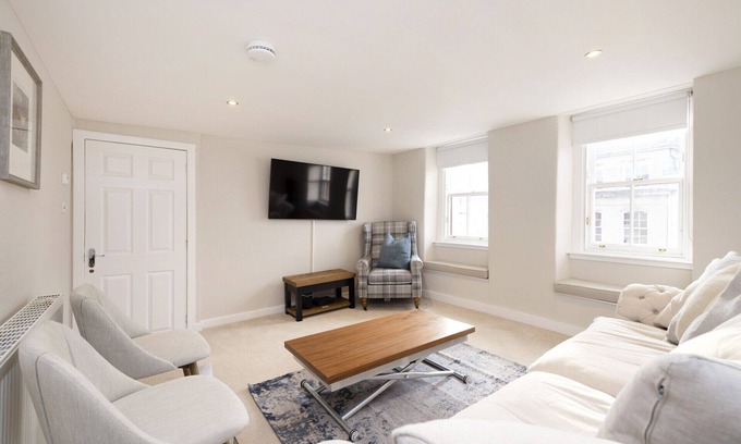 Perth Apartment | JOIVY Stylish 2-bed flat near Perth Museum