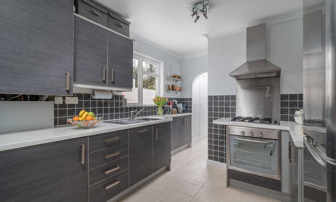 North Kensington Apartment | JOIVY Vibrant 1-bed flat near Portobello Market