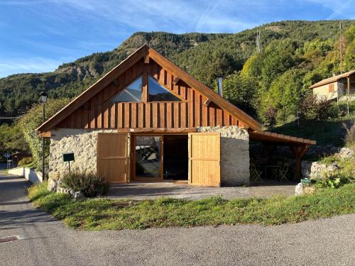 Esparron House | Jolie maison de village en pierre