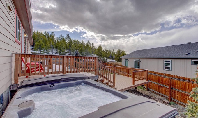 Leadville House | Josephine House- PET FRIENDLY-15 Min to Ski Cooper w/HOT TUB!